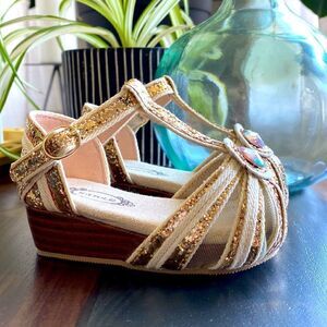 NWOT JoyFolie Gold Hazel Sandal Gold Glitter Stone Wedge 5 Bling  Hazel in Gold